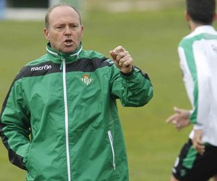 Pepe Mel da instrucciones a sus jugadores durante un entrenamiento reciente. Pepe Mel da instrucciones a sus jugadores durante un entrenamiento reciente.