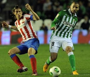 Molins disputa el balón con Filipe Luis. Molins disputa el balón con Filipe Luis.