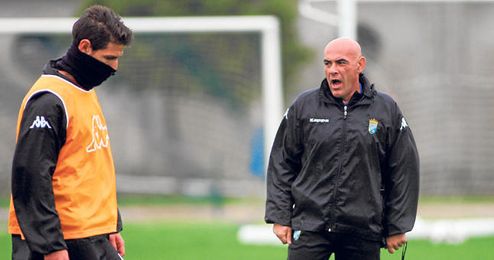 Carlos Ríos, observa seriamente a sus jugadores durante un entrenamiento. 