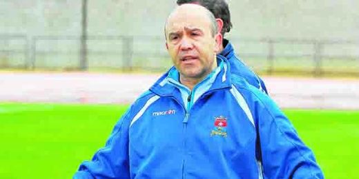 El entrenador del San José dando instrucciones a sus jugadores durante un entrenamiento. El entrenador del San José dando instrucciones a sus jugadores durante un entrenamiento.