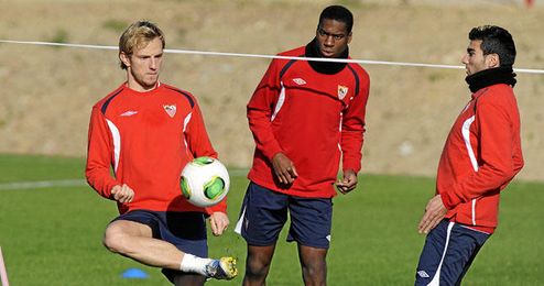 Rakitic y Reyes junto a Kondogbia en un entrenamiento. Rakitic y Reyes junto a Kondogbia en un entrenamiento.