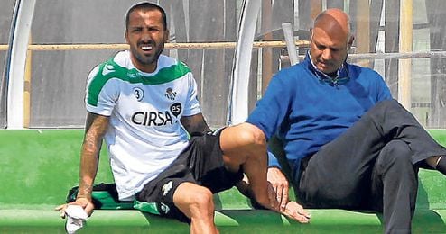 El doctor Tomás Calero revisa el empeine izquierdo de Mario, único central sano (junto a Amaya) para el domingo. El doctor Tomás Calero revisa el empeine izquierdo de Mario, único central sano (junto a Amaya) para el domingo.