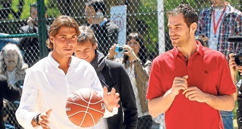 Rafa Nadal y José Manuel Calderón compartieron unos momentos de relax durante un acto promocional. Rafa Nadal y José Manuel Calderón compartieron unos momentos de relax durante un acto promocional.
