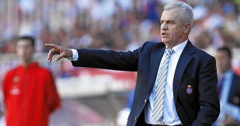 Javier Aguirre da instrucciones a sus hombres durante el encuentro de esta tarde. Javier Aguirre da instrucciones a sus hombres durante el encuentro de esta tarde.