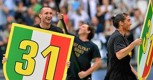 La Juventus se proclamó esta tarde campeón de Liga, en la imagen, el exsevillista Martín Cáceres. La Juventus se proclamó esta tarde campeón de Liga, en la imagen, el exsevillista Martín Cáceres.