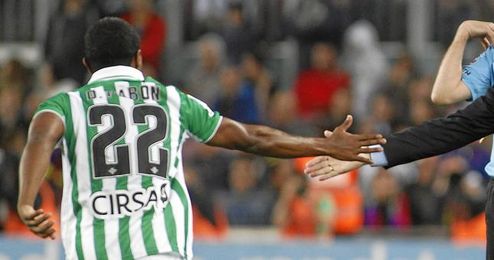 Dorlán Pabón saluda a Pepe Mel tras lograr el gol que adelantaba al Betis en el marcador. Dorlán Pabón saluda a Pepe Mel tras lograr el gol que adelantaba al Betis en el marcador.
