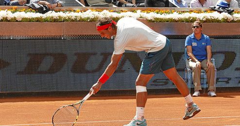 El tenista balear Rafa Nadal señala con su raqueta la marca de una bola durante el partido de octavos de final disputado ayer en la Caja Mágica ante el ruso Mikhail Youzhny. El tenista balear Rafa Nadal señala con su raqueta la marca de una bola durante el partido de octavos de final disputado ayer en la Caja Mágica ante el ruso Mikhail Youzhny.