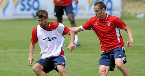 Coke y Fernando Navarro disputando un balón en el entrenamiento. Coke y Fernando Navarro disputando un balón en el entrenamiento.