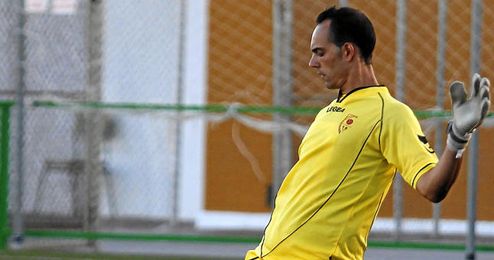 En la imagen, Isaac se dispone a sacar de puerta durante un partido. En la imagen, Isaac se dispone a sacar de puerta durante un partido.