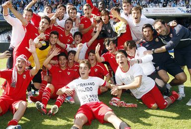 Los juveniles del Sevilla celebran su triunfo. Los juveniles del Sevilla celebran su triunfo.