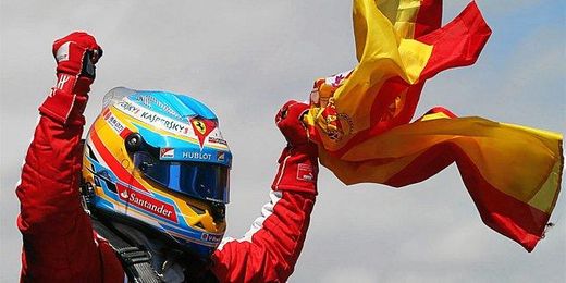 Fernando Alonso celebra su victoria en el GP de España.
