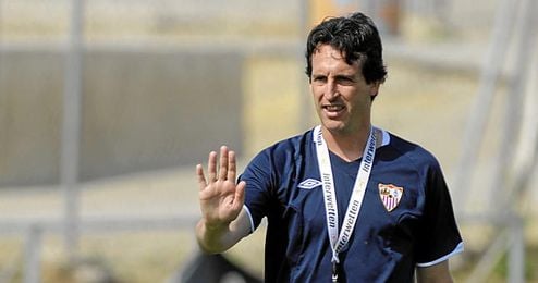 Unai Emery dirigiendo un entrenamiento del Sevilla. Unai Emery dirigiendo un entrenamiento del Sevilla.