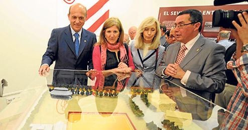 Del Nido contempla la maqueta del Campo del Mercantil. Del Nido contempla la maqueta del Campo del Mercantil.