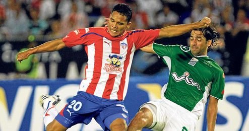 Bacca se hizo un nombre en el Junior colombiano, al que llegó de la mano de David Pinillos y donde, a base de goles, se ganó el salto a Europa. Bacca se hizo un nombre en el Junior colombiano, al que llegó de la mano de David Pinillos y donde, a base de goles, se ganó el salto a Europa.