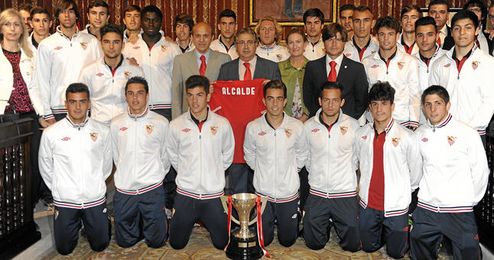 El Juvenil del Sevilla en la recepción del Ayuntamiento de Sevilla tras conseguir la Copa de Campeones. El Juvenil del Sevilla en la recepción del Ayuntamiento de Sevilla tras conseguir la Copa de Campeones.