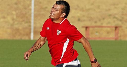 Gary Medel ejercitándose hoy en el entrenamiento con el Sevilla justo el día que en Turquía se hacen eco del interés del Galatasaray. Gary Medel ejercitándose hoy en el entrenamiento con el Sevilla justo el día que en Turquía se hacen eco del interés del Galatasaray.