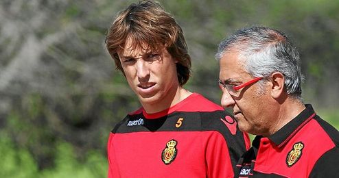 Tomás Pina conversa con su actual técnico, Gregorio Manzano, durante un entrenamiento del Mallorca.