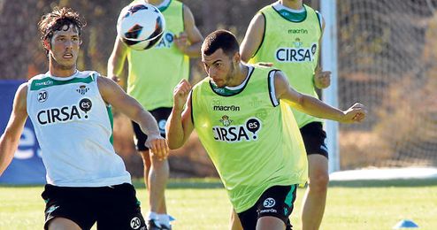 Sergio Rodríguez se lleva el balón de cabeza ante Rubén Pérez durante un entrenamiento de la primera plantilla. Sergio Rodríguez se lleva el balón de cabeza ante Rubén Pérez durante un entrenamiento de la primera plantilla.