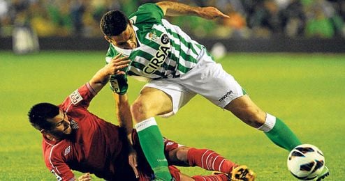Gary Medel intenta derribar a Molina en el último derbi. Gary Medel intenta derribar a Molina en el último derbi.