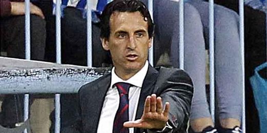 Emery da instrucciones a sus jugadores. Emery da instrucciones a sus jugadores.