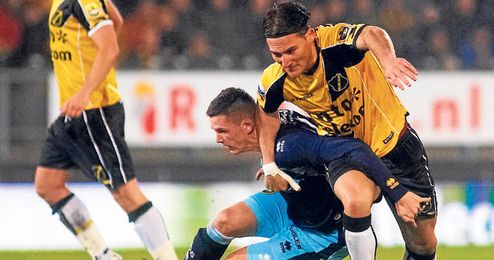 Nemanja Gudelj, durante un partido de la Eredivisie holandesa. Nemanja Gudelj, durante un partido de la Eredivisie holandesa.