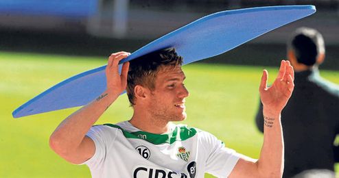El Betis ya recibió ofertas por Damien Perquis en el mercado invernal, pero las rechazó. El Betis ya recibió ofertas por Damien Perquis en el mercado invernal, pero las rechazó.