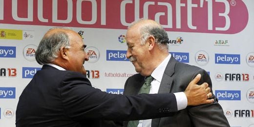 Vicente del Bosque saluda a Iñakiz Sáez durante el acto celebrado en el CSD. Vicente del Bosque saluda a Iñakiz Sáez durante el acto celebrado en el CSD.