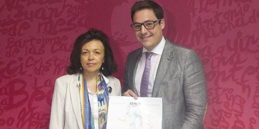 El delegado del Distrito Sur del Ayuntamiento de Sevilla, José Luis García, y la doctora Rosa Cabello Laureano durante la presentación. El delegado del Distrito Sur del Ayuntamiento de Sevilla, José Luis García, y la doctora Rosa Cabello Laureano durante la presentación.