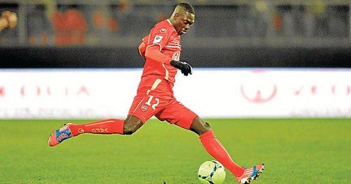 El centrocampista natural de Versailles realiza un despeje durante el encuentro que midió a su equipo con el Lyon. El centrocampista natural de Versailles realiza un despeje durante el encuentro que midió a su equipo con el Lyon.