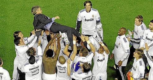 Los futbolistas mantean al míster luso tras vencer la Copa del Rey 2011. Los futbolistas mantean al míster luso tras vencer la Copa del Rey 2011.