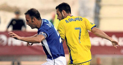Óscar Rodríguez, protege el balón ante un futbolista del Cádiz. Óscar Rodríguez, protege el balón ante un futbolista del Cádiz.
