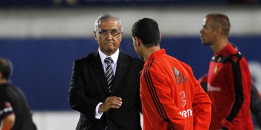 Manzano, en la banda, observa al cuarto árbitro del Mallorca-Betis. Manzano, en la banda, observa al cuarto árbitro del Mallorca-Betis.