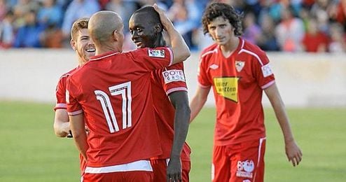 Javi Hervás y Babá celebran el primer gol del partido, obra del senegalés, junto a Alberto Moreno y Stevanovic. Javi Hervás y Babá celebran el primer gol del partido, obra del senegalés, junto a Alberto Moreno y Stevanovic.