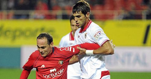 Fazio pelea un balón con Nino en el partido de ida en el Pizjuán. Fazio pelea un balón con Nino en el partido de ida en el Pizjuán.