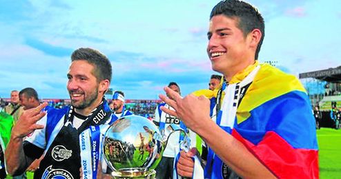 James Rodríguez y Joao Moutinho han fichado hoy por el Mónaco, que se ha gastado 70 millones de euros en los dos. James Rodríguez y Joao Moutinho han fichado hoy por el Mónaco, que se ha gastado 70 millones de euros en los dos.