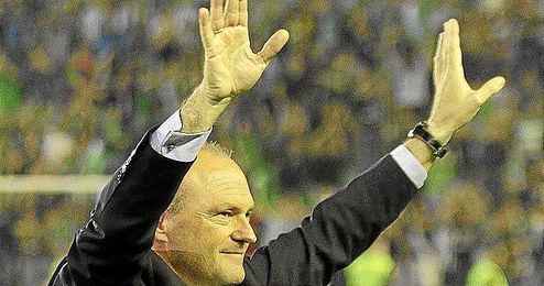 Mel saluda a la afición tras el final del partido. Mel saluda a la afición tras el final del partido.