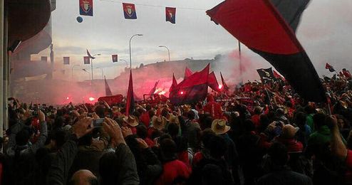 Imagen del recibimiento de la afición ´rojilla´ a Osasuna en los exteriores del Reyno de Navarra. Imagen del recibimiento de la afición ´rojilla´ a Osasuna en los exteriores del Reyno de Navarra.