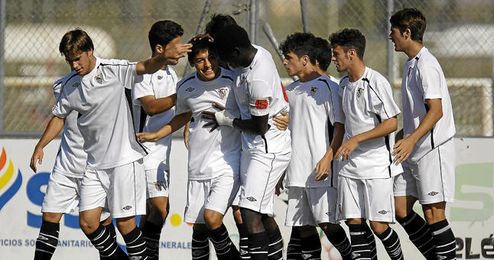 Los de Agustín López celebran un gol durante un partido de esta temporada. Los de Agustín López celebran un gol durante un partido de esta temporada.