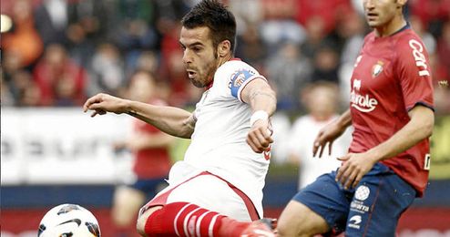 Álvaro Negredo rematando un balón en el encuentro del domingo en el Reyno de Navarra. Álvaro Negredo rematando un balón en el encuentro del domingo en el Reyno de Navarra.