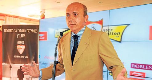 Del Nido durante la presentación de la campaña de abonos del Sevilla para la temporada 2012/2013. Del Nido durante la presentación de la campaña de abonos del Sevilla para la temporada 2012/2013.