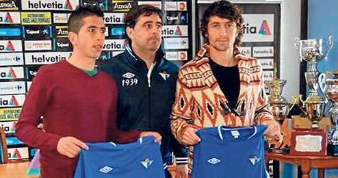 Juan Ramón, secretario técnico del Écija, posa con sus dos últimos fichajes: Blázquez y Tomillo. Juan Ramón, secretario técnico del Écija, posa con sus dos últimos fichajes: Blázquez y Tomillo.