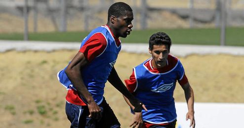 El francés Geoffrey Kondogbia durante un entrenamiento junto a Jesús Navas. El francés Geoffrey Kondogbia durante un entrenamiento junto a Jesús Navas.
