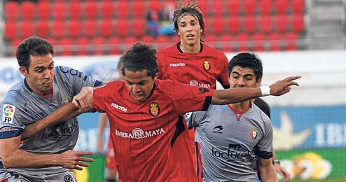 Los jugadores osasunistas Lolo y Silva enciman a Giovani dos Santos, mientras Pina observa. Los jugadores osasunistas Lolo y Silva enciman a Giovani dos Santos, mientras Pina observa.