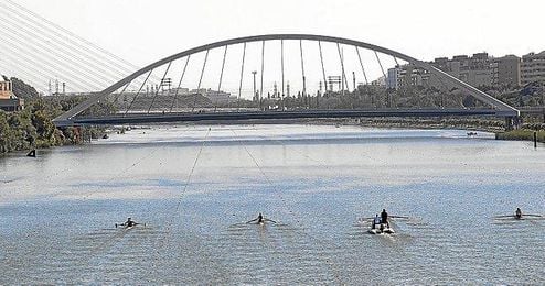 La dársena del Guadalquivir albergó durante el primer día de competición del campeonato La dársena del Guadalquivir albergó durante el primer día de competición del campeonato