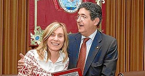 Amparo Díaz Ramos posa junto al decano del Colegio de Abogados de Sevilla, José Joaquín Gallardo. Amparo Díaz Ramos posa junto al decano del Colegio de Abogados de Sevilla, José Joaquín Gallardo.