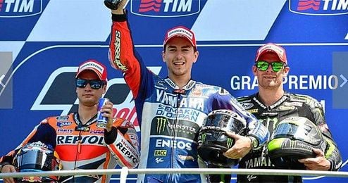 Jorge Lorenzo celebra su triunfo sobre Dani Pedrosa. Jorge Lorenzo celebra su triunfo sobre Dani Pedrosa.