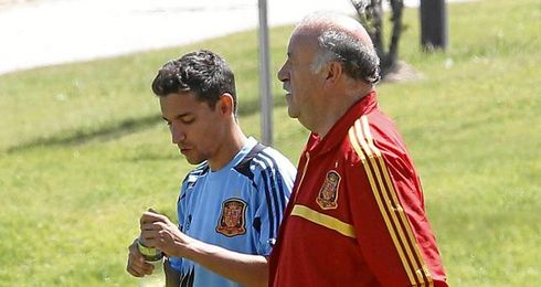 Navas conversa con Vicente del Bosque durante un entreno. Navas conversa con Vicente del Bosque durante un entreno.