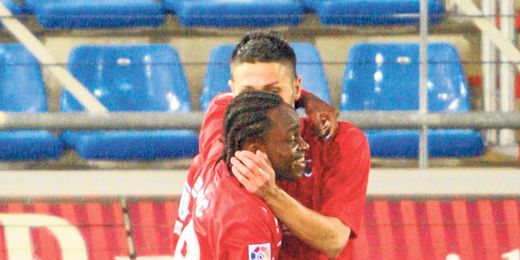 Cedric Mabwati Gerard, felicitado por un compañero del Numancia. Cedric Mabwati Gerard, felicitado por un compañero del Numancia.