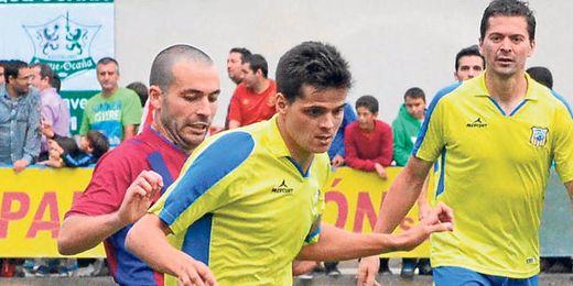 Israel, capitán y goleador coriano ante el Poblense, en un lance del encuentro de ida jugado el pasado sábado. Israel, capitán y goleador coriano ante el Poblense, en un lance del encuentro de ida jugado el pasado sábado.