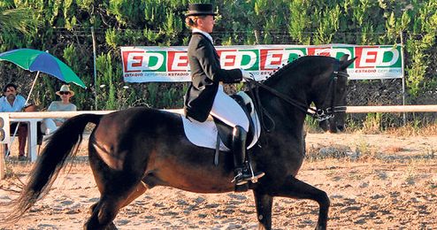 Teresa Ortiz Carpintero con su caballo ´CEA Zorro´. Teresa Ortiz Carpintero con su caballo ´CEA Zorro´.